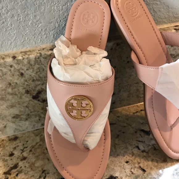 💥SOLD💥Tory Burch Sea Shell Pink Benton Sandals - Picture 2 of 8